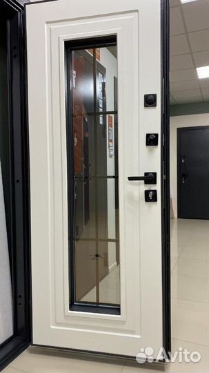 Входная металлическая дверь для дома со стеклом