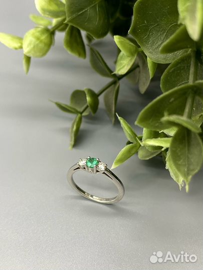 Женское кольцо из белого золота с изумрудом