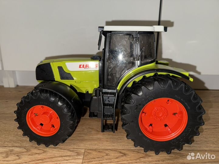 Трактор Bruder