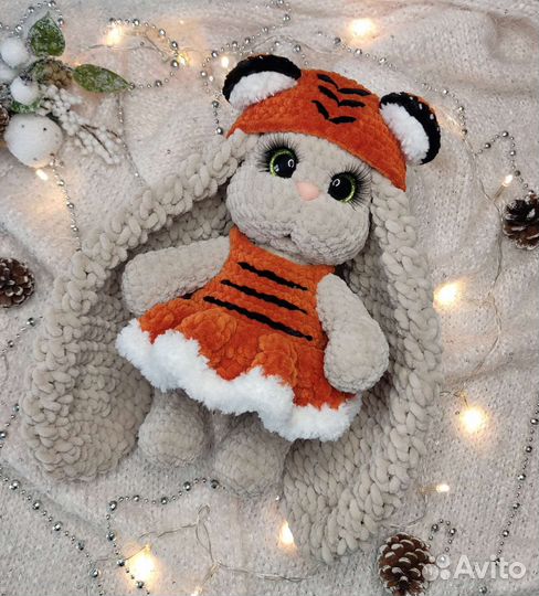 Вязаная игрушка Зайка в костюме тигра
