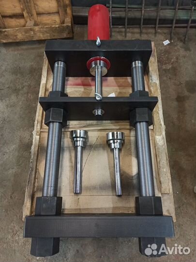 Выпрессовщик шкворней и пальцев траков