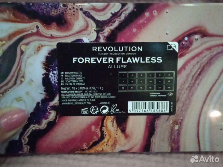 Палитра теней Revolution в стильной коробке