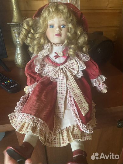 Фарфоровая кукла