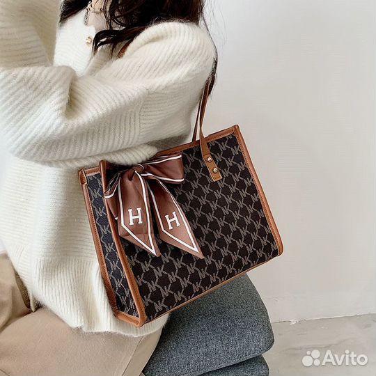 Женская сумка с шелковым платком