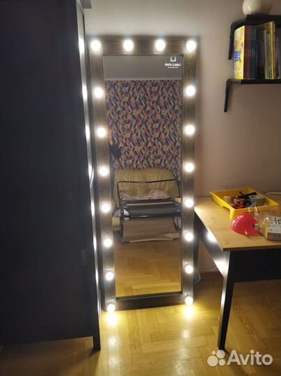 Напольное зеркало