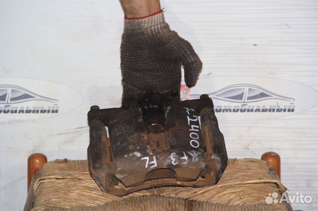 Суппорт перед лево c Honda Stepwgn RF3 K20A