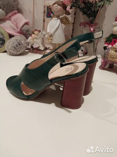 Сандалии под крокодиловую кожу новые