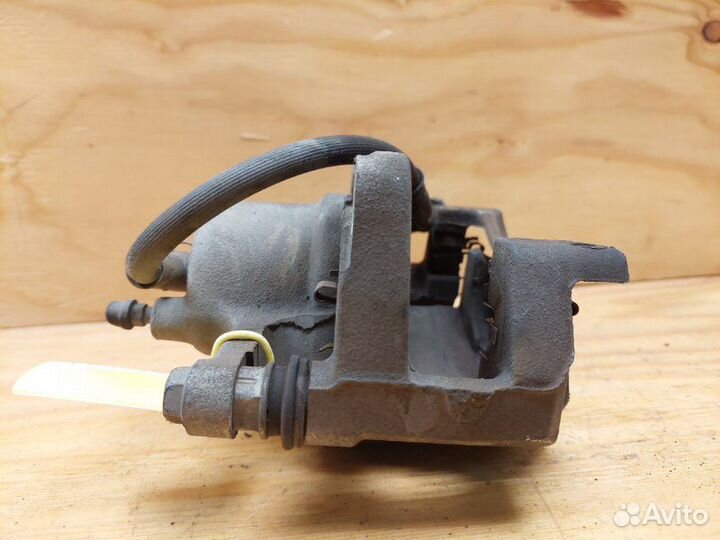 Суппорт передний левый Toyota Vitz SCP90 2szfe