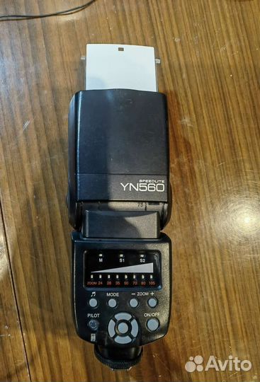 Фотовспышка Speedlite YN560