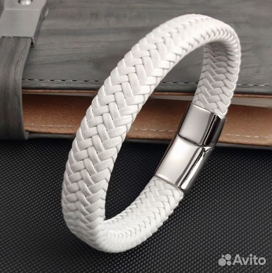 Белый плетеный браслет на каждый день