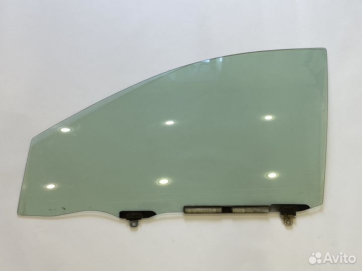 Стекло двери Toyota Ist NCP60 переднее левое
