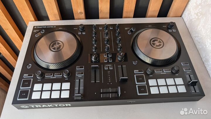 DJ контроллер Traktor Kontrol S2 MK3