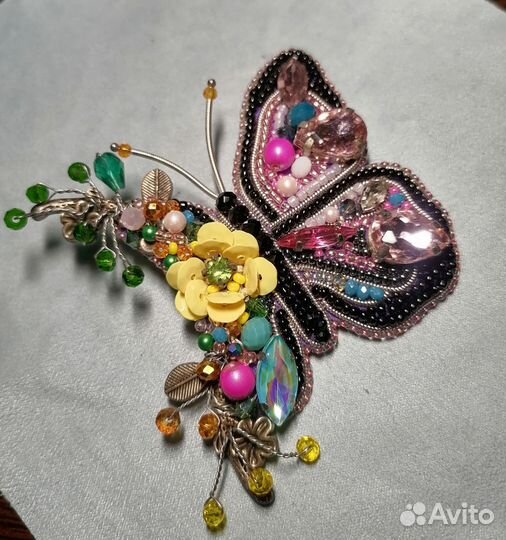 Брошь ручной работы из бисера