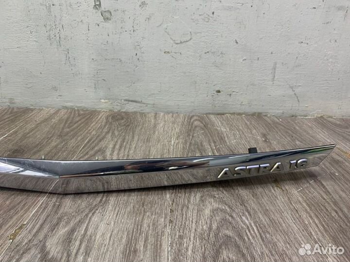 Молдинг крышки багажника задний Opel Astra H
