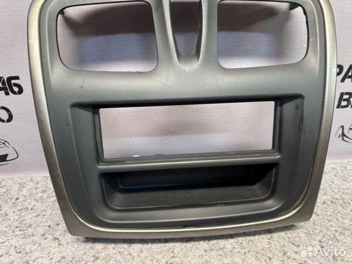 Рамка магнитолы Renault Logan 2