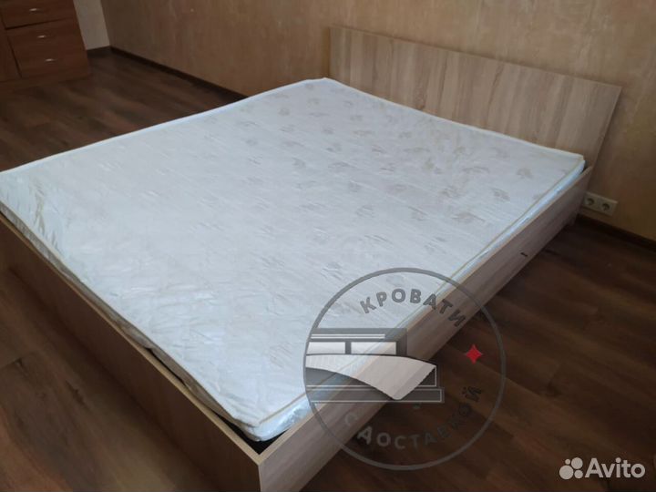 Кровать двуспальная с матрасом