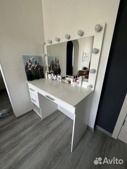 Туалетный столик с зеркалом и подсветкой