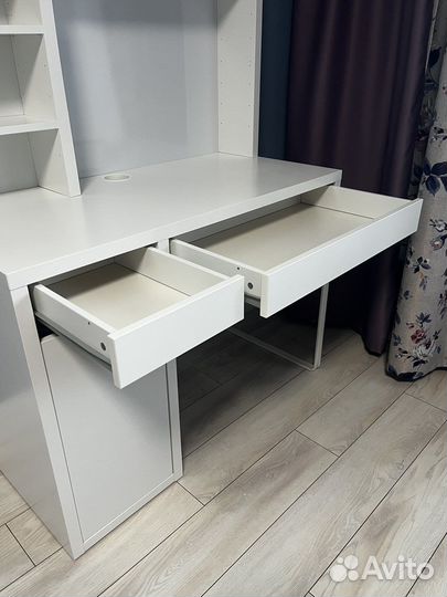 Письменный стол для школьника белый