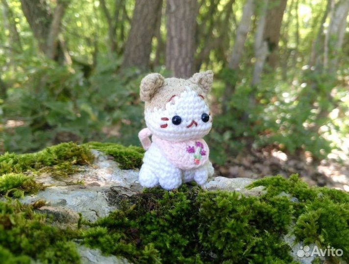 Вязаная мягкая игрушка котик