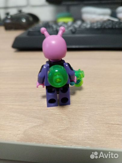 Лего фигурка пришельца из 22 серии минифигурок