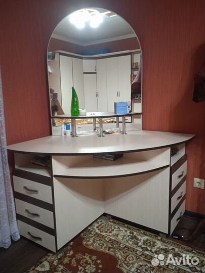 Угловой комод с зеркалом