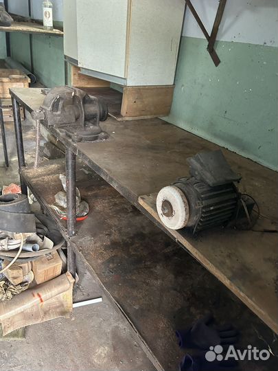 Стеллаж металлический с тисками и карбароном