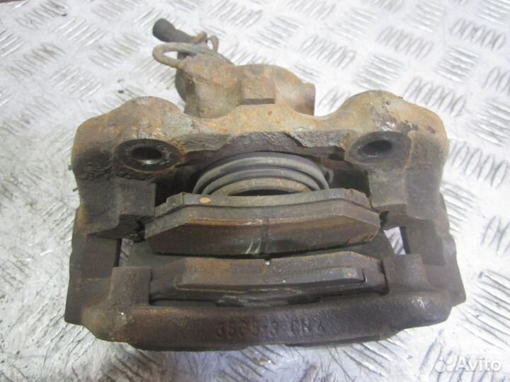 Суппорт тормозной передний Volkswagen Passat B4