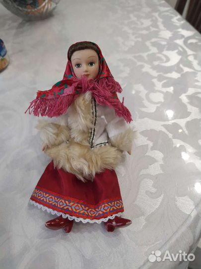 Кукла фарфоровая