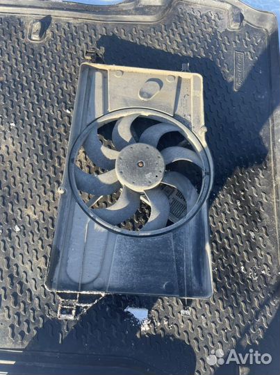 Диффузор вентилятора Ford Focus 2 1,6 в сборе