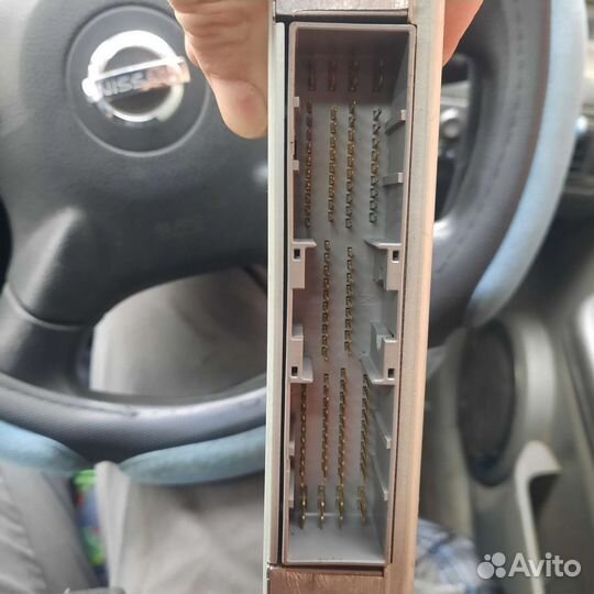 Блок управления двс nissan X-trail NT30