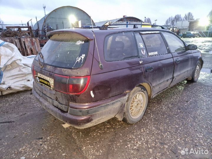 Рычаг подвески нижний правый Toyota Caldina 1993
