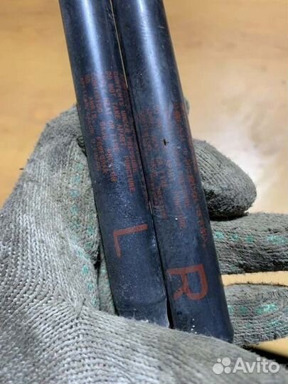 Амортизатор крышки багажника задний правый