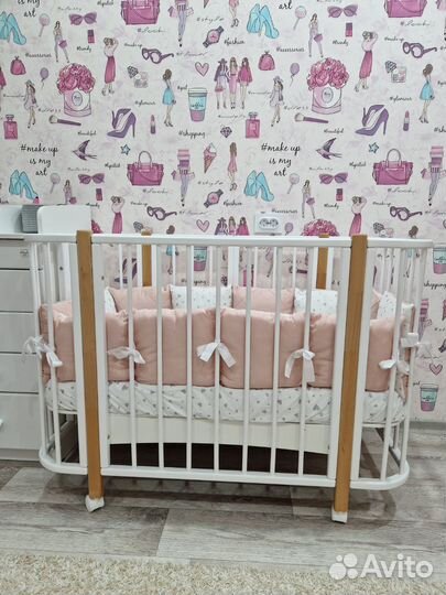 Детская кроватка с маятником