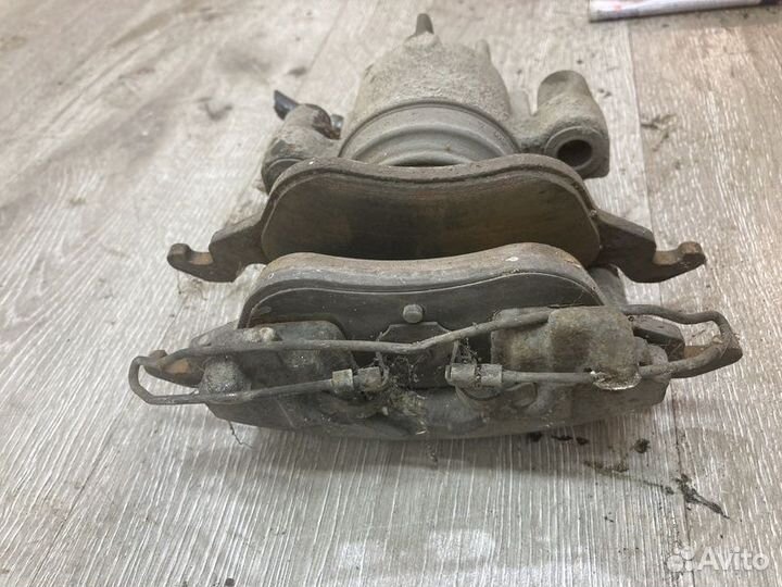 Суппорт тормозной передний левый Ford Focus