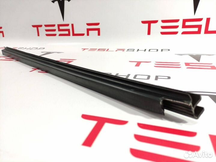 Уплотнитель стекла двери передний Tesla Model S
