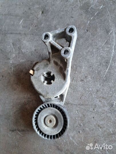 Натяжитель ремня на Volkswagen Passat B6