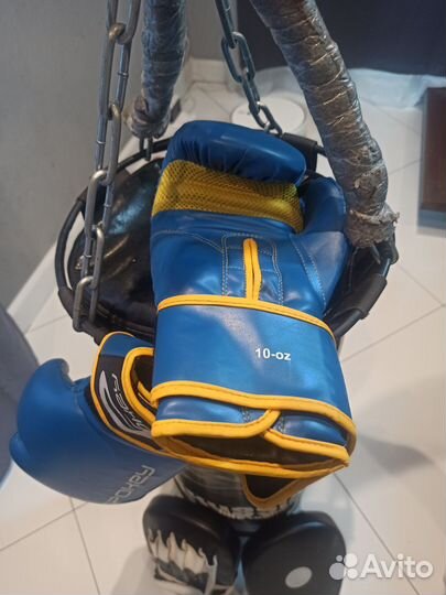 Боксерская груша и перчатки