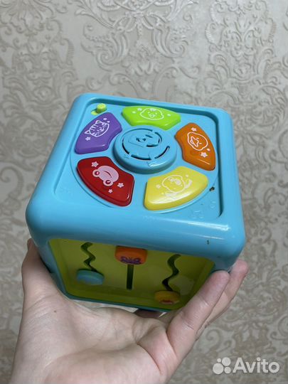 Музыкальный кубик бизиборд для малышей