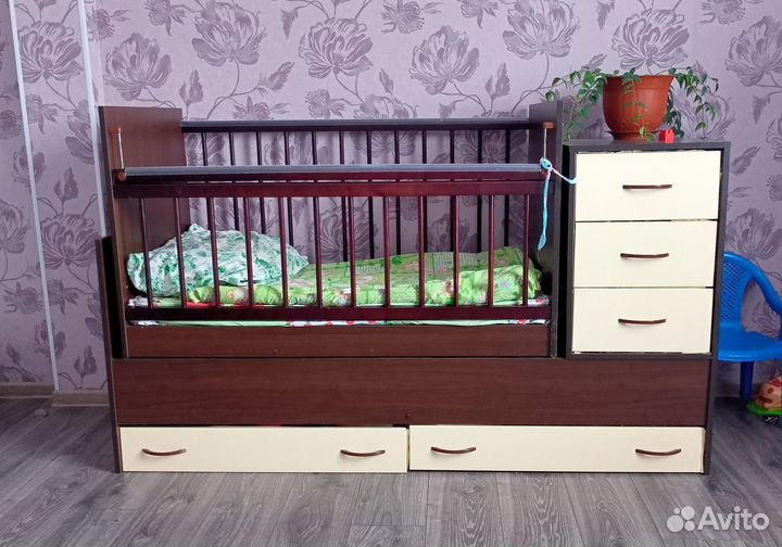 Кроватка с маятником