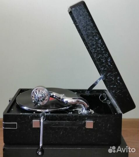 Патефон Коломенский патефонный завод Н.К.О.М