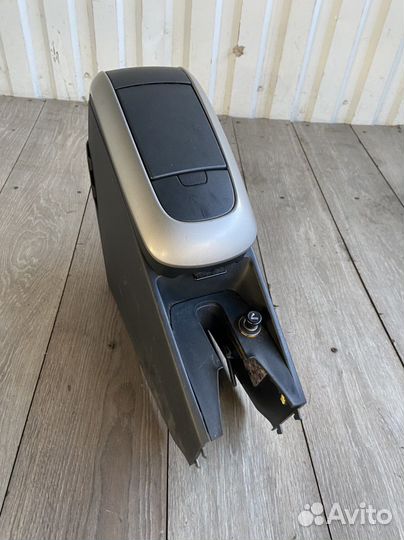 Подлокотник Toyota Auris E150