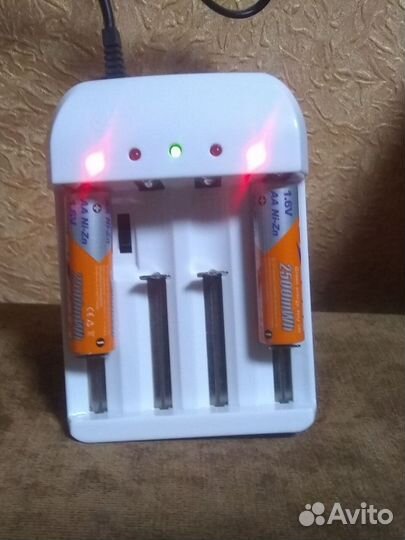 Универсальное зарядное устройство HG-1412W