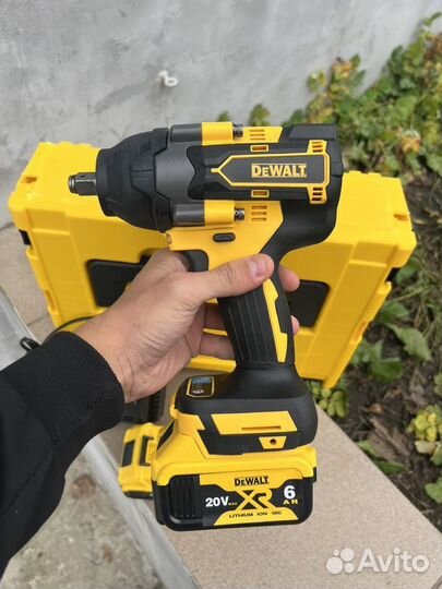 Гайковерт аккумуляторный Dewalt 700 N.m