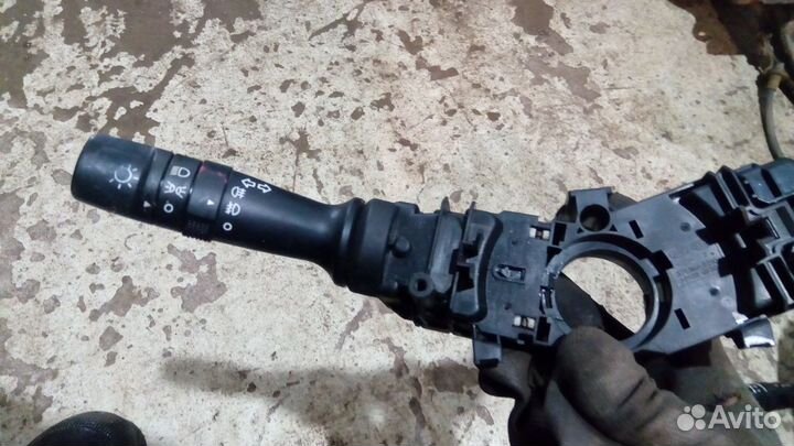 Переключатель подрулевой на Хендай ix35 14г