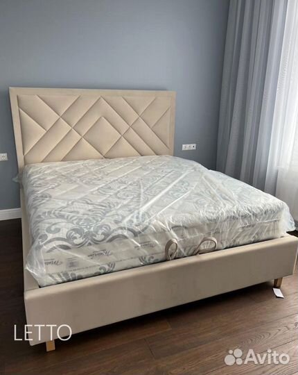 Кровать двуспальная с мягким изголовьем