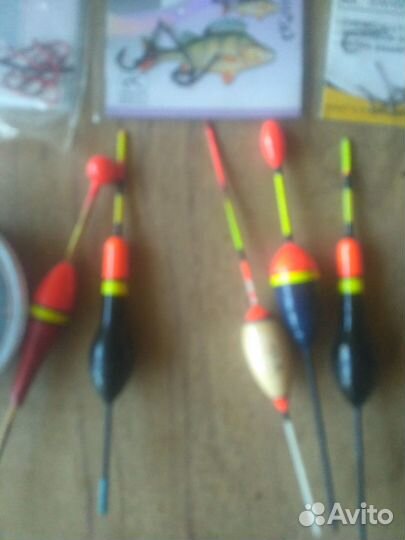 Поплавки и крючки для рыбалки