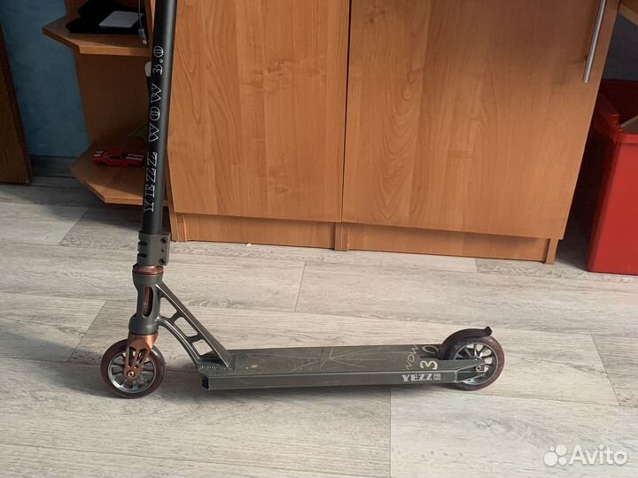 Трюковой самокат yezz wow 3.0