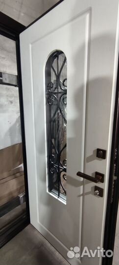 Дверь входная со стеклом и ковкой