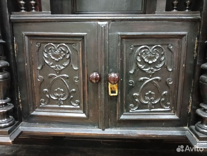 Большой старинный буфет