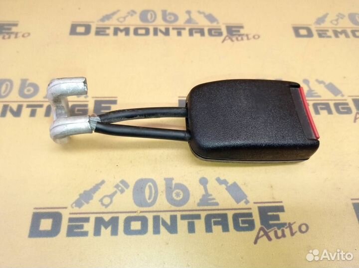 Ответная часть ремня безопасности задняя Passat B5